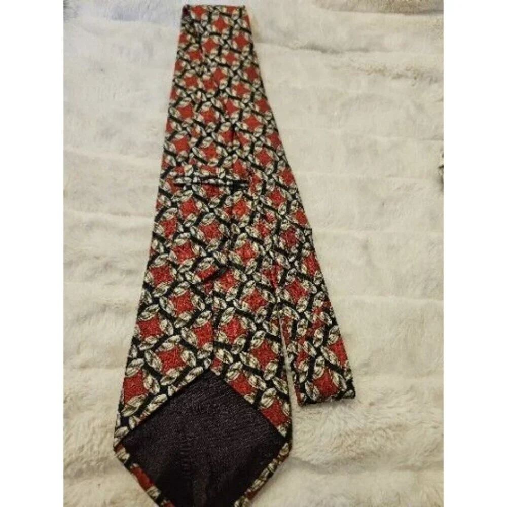 Burberry Of London Red Navy And Ivory Pattern 100% Silk Tie Made in England EUC - Picture 3 of 3